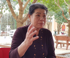 Thấy côn đồ tông ô tô vào con, mẹ lao vào cứu bị thương nặng