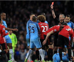 Trọng tài đuổi Fellaini tiếp tục bắt trận derby Manchester
