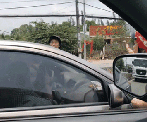 Video: Vì suất cơm 35 nghìn, tài xế ô tô bị đôi nam nữ cầm dao chặn đầu xe, chửi bới