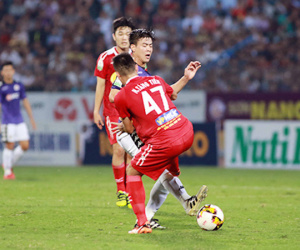 Duy Mạnh chấn thương nặng sau pha vào bóng ác ý của Tăng Tiến