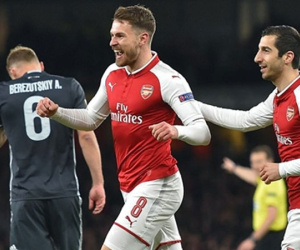 Ghi bốn bàn trong nửa giờ, Arsenal đặt một chân vào bán kết Europa League