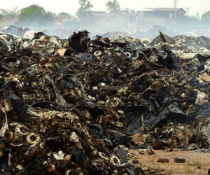 Kho bông vải hoang tàn sau đám cháy kéo dài 34 giờ