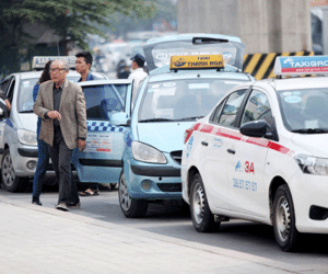 Lo độc quyền khi Grab thâu tóm Uber, taxi truyền thống 'tung đòn mới'