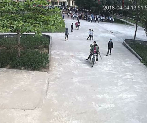 Nhóm thanh niên chạy xe máy kẹp 4, mang vũ khí vào trường 'dằn mặt' học sinh lớp 9 ở Hà Tĩnh