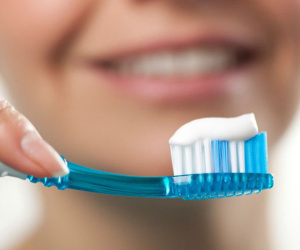 Nhúng kem đánh răng vào nước trước khi đánh răng liệu có tốt hơn: Hãy nghe bác sĩ khuyên