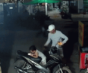 (Video) Màn trộm điện thoại 'hồn nhiên' nhất năm: Nạn nhân không kịp phản ứng