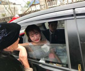 Hình ảnh cô dâu trẻ ngắn dài nước mắt ngày lấy chồng xa khiến nhiều người nghẹn ngào
