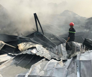 Kho chứa vải vụn trong khu dân cư bốc cháy ngùn ngụt
