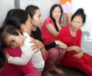 Sản phụ mới sinh phải bế con chạy từ tầng 20 xuống đất khóc nức nở vì chuông báo cháy