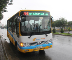 Tài xế đuổi học sinh xuống xe buýt vì không có tiền thối 100.000