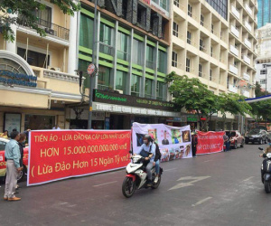 Căng băng rôn tố cáo đường dây tiền ảo đa cấp lừa 15.000 tỉ đồng