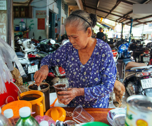 Chuyện chưa kể về bà Tám bán 'ca cao bánh mỳ' độc nhất ở Sài Gòn: 30 năm nuôi chồng mù và 3 con thơ