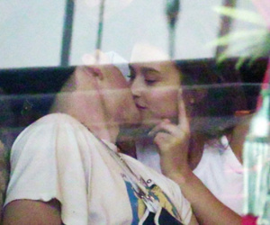 Con trai Victoria Beckham hôn người mẫu Playboy