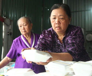 Gia đình có 3 người tử vong trong vụ cháy Carina nấu 24.500 suất cơm từ thiện trong 49 ngày