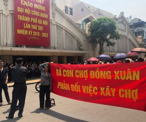 Lo chợ Đồng Xuân bị đập bỏ, hàng trăm tiểu thương tụ tập phản đối