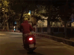Video: Ninja Lead nghiêng mình ôm cua như tay đua thứ thiệt trên đường phố Sài Gòn