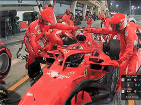 Video: Thợ máy của Ferrari gãy chân khi thay lốp cho Raikkonen
