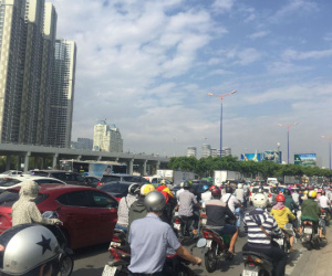 Hàng trăm người đứng xem xác chết nam thanh niên 24 tuổi, giao thông kẹt cứng trên cầu Sài Gòn