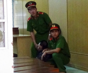Tướng cướp ngất xỉu khi nghe tuyên án tử hình