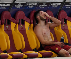 Cầu thủ Roma ôm mặt khóc sau màn ngược dòng lịch sử