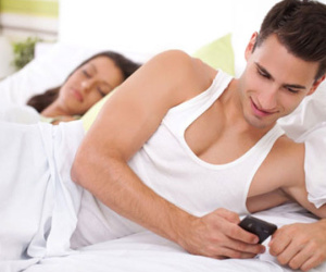 Chồng thề không cặp bồ dù vẫn nhắn tin và hẹn hò với người khác