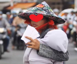 Cuộc trao đổi bất ngờ của bác sĩ và chị bán vé số ôm theo con gái nhỏ bị ốm: Cho tôi mua 20 ngàn niềm vui