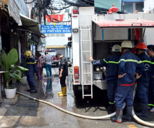 Cứu cụ ông 70 tuổi mắc kẹt trong đám cháy lớn ở Sài Gòn