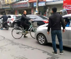 Hà Nội: Người đàn ông đi xe đạp bỗng dưng chặn đầu hàng loạt xe ô tô gây ùn tắc nghiêm trọng