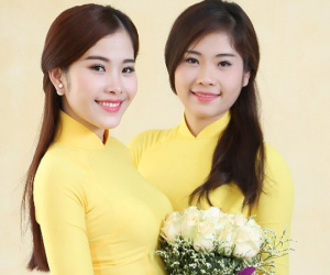 Lúc thì nói không quan tâm, khi thì lại chia sẻ công khai về đời tư của em gái, người chị song sinh của Nam Em thật khó hiểu!