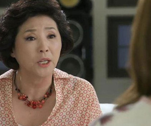 Mẹ chồng một đồng cũng không cho nhưng chỉ rình để soi mói tiền con dâu kiếm được