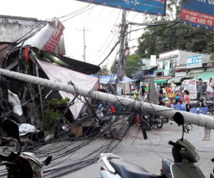Trụ điện gãy kéo đứt đường dây, hàng chục người chạy thục mạng