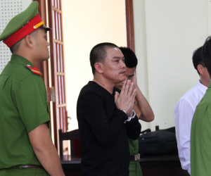 Trước khi bị tuyên tử hình, 'ông trùm' 3 lần trốn trại vẫy tay từ biệt người thân