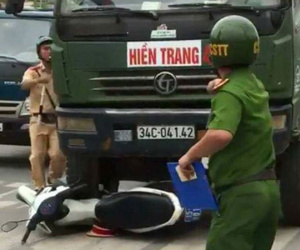 Xe tải tông nát xe cảnh sát giao thông ở Hải Phòng