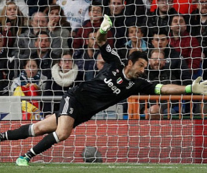 Buffon đòi ăn thua đủ với trọng tài sau khi nhận thẻ đỏ