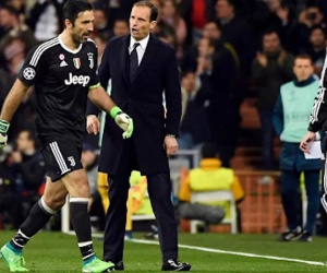 CĐV Real đứng dậy vỗ tay khi Buffon rời sân