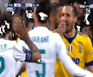 Chiellini nói với Marcelo: 'Các anh mua quả penalty này rồi'