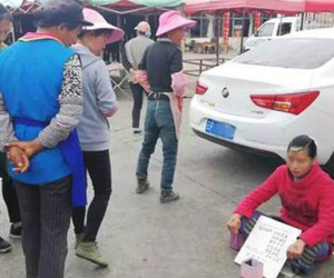 Cô gái ăn xin bị 'ném đá' khi tuyên bố quá xinh đẹp để đi làm