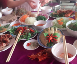 Cô nàng khoe đi ăn cưới cưới toàn đồ biển, dân mạng thi nhau chia sẻ mâm cỗ rồi đoán xem ai quê ở đâu