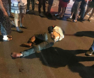 Hà Nội: Nhẫn tâm kéo lê nạn nhân hàng trăm mét trên đường sau va chạm, tài xế xe bán tải bị người dân đuổi đánh trong đêm