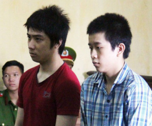 Hiếp dâm tập thể thiếu nữ rồi lấy điện thoại của nạn nhân để đổi ma túy