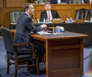Mark Zuckerberg kê thêm đệm 10cm để ngồi
