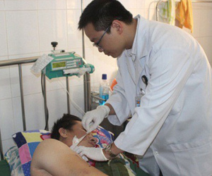 Một thanh niên bị cướp cứa cổ, cắt đứt dây chuyền vàng