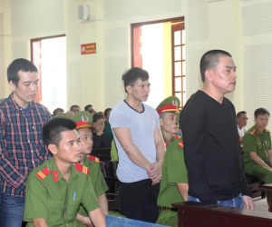 Trùm giang hồ buôn ma túy nhận án tử náo loạn ở tòa