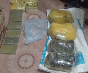 Video: Khám xét xế hộp thu 9 bánh heroin, 20.000 viện hồng phiến