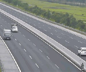 Video: Nữ tài xế chạy xe máy ngược chiều trên cao tốc Hà Nội - Hải Phòng