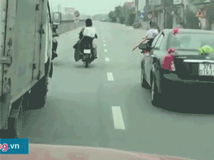 Video: Xe máy dàn hàng ngang rước dâu trên quốc lộ 1