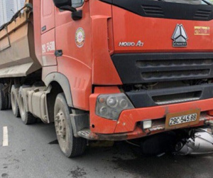 Xe tải cuốn xe máy vào gầm, kéo lê hàng trăm mét trên phố Hà Nội