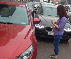 2 ô tô 'hôn' nhau giữa phố chật cứng, cách xử lý của 2 tài xế khiến bao người tán thưởng
