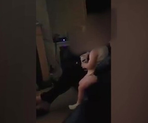 Bé gái 2 tuổi được mẹ cho cầm cả lon bia uống như người lớn