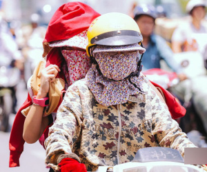 Chùm ảnh: Sài Gòn bước vào đợt nắng nóng đổ lửa, những 'ninja' xuống phố